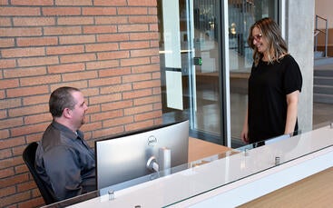 mitchell_hapeman Jennifer Mitchell chats with Clark Hapeman.